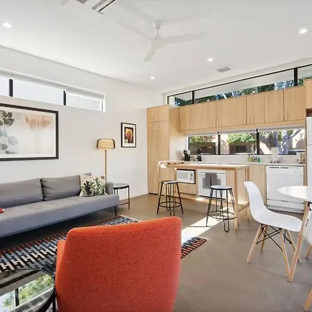 Eco-Friendly 2-Bedroom Apartment - 80 Walkscore!